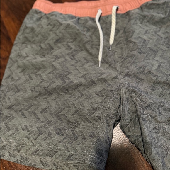 Vuori shorts no size tag fits XL - Picture 3 of 6